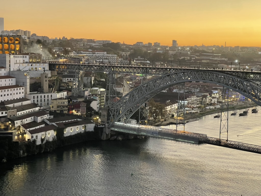 quelle magnifique pont et quel beau pays, avec pleines d'alternatives pour visiter le Portugal sans voiture 
