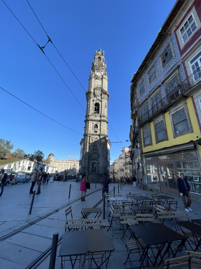 L'Église des Clercs se dresse majestueusement dans le centre ville de Porto