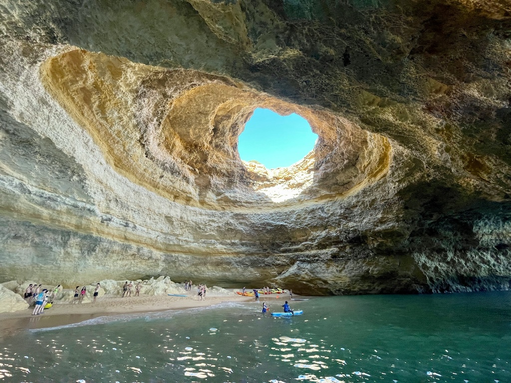 Les grottes de Benagil, une merveille naturelle dans la région de l'algarve 