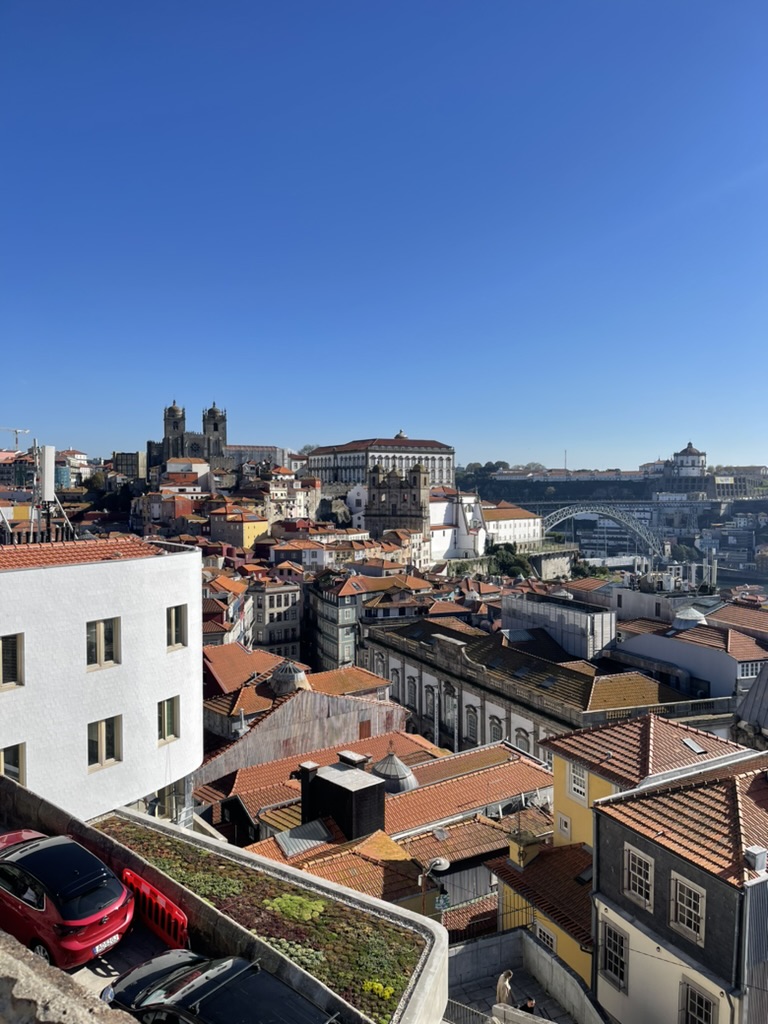 vue panoramique en plein jour sur la ville de Porto au Portugal. Une des raisons d'aller au Portugal, c'est de pouvoir profiter des meilleures vues panoramiques d'Europe selon moi.