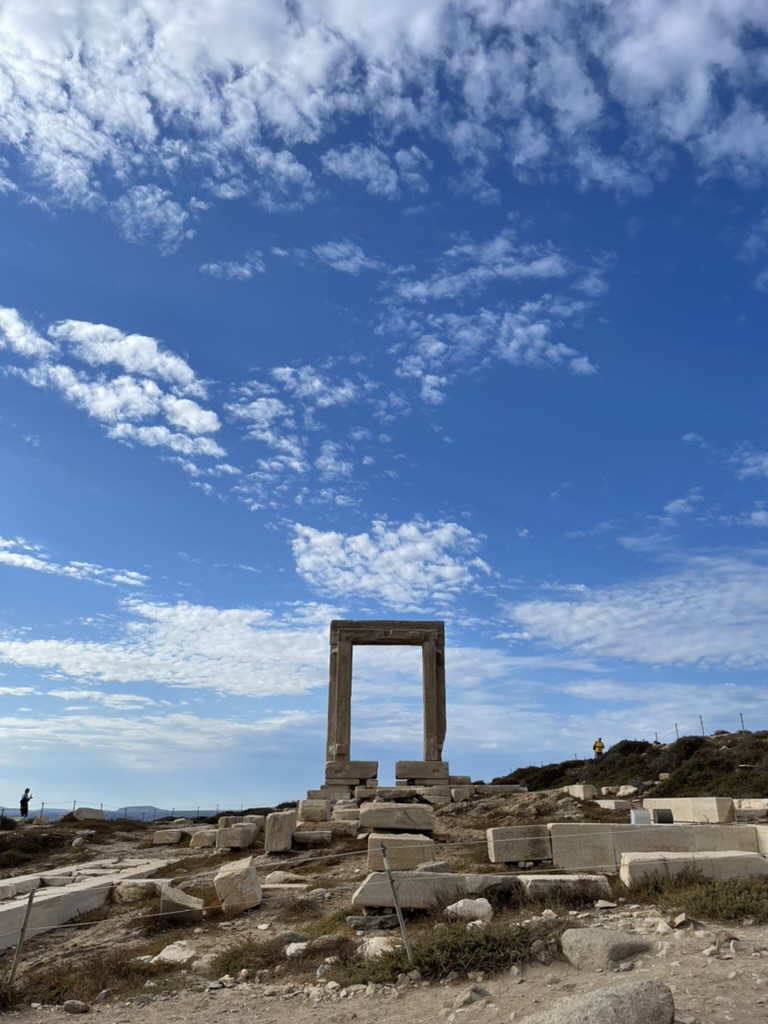 le temple d'apollon, un monument historique accessible sans voiture en une simple randonnée.