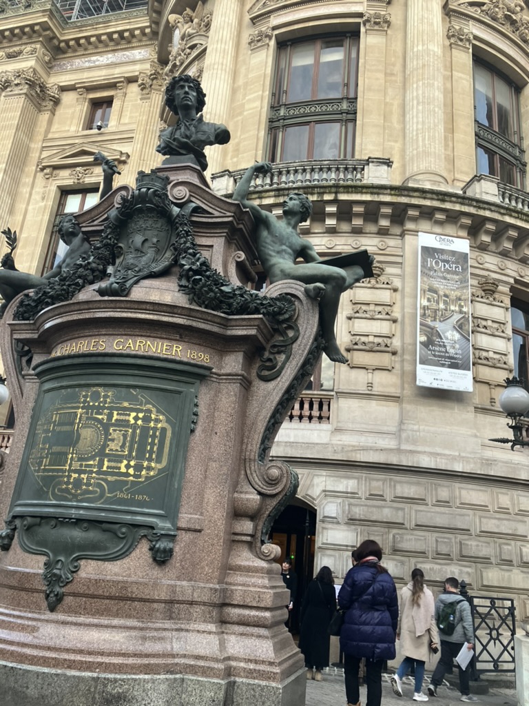 La place Garnier à Paris, un incontournable si vous voyagez seul à Paris