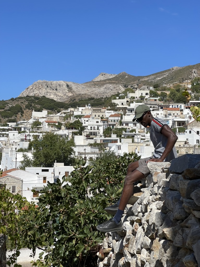 Voici une photo de moi en train de faire une randonnée après avoir pris un taxi depuis Chora Naxos vers Halki.