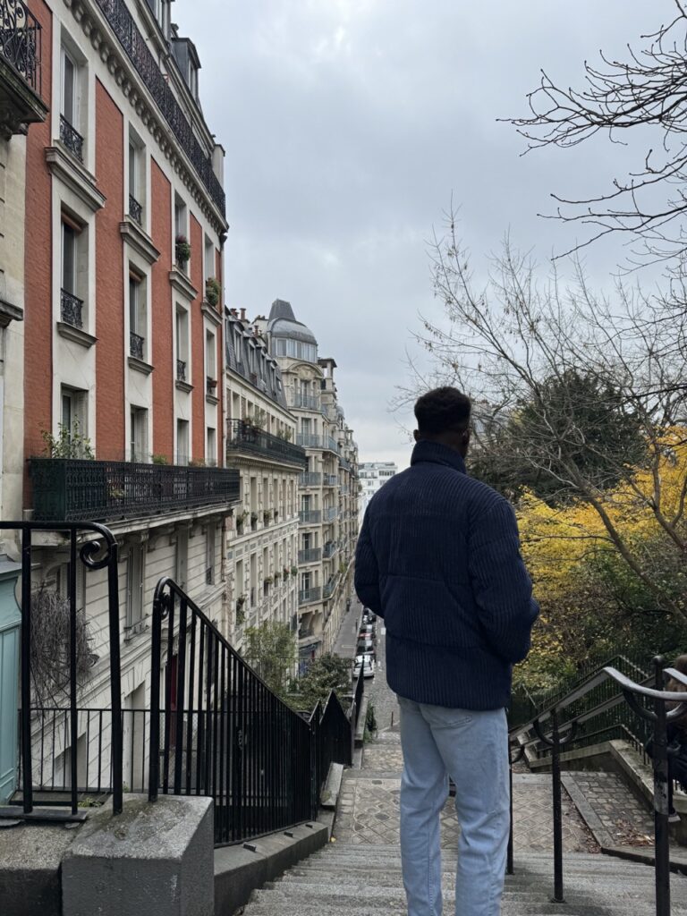 j'ai voyagé seul à Paris et j'ai adoré aller voir les musées, les quartiers animées et la nourriture