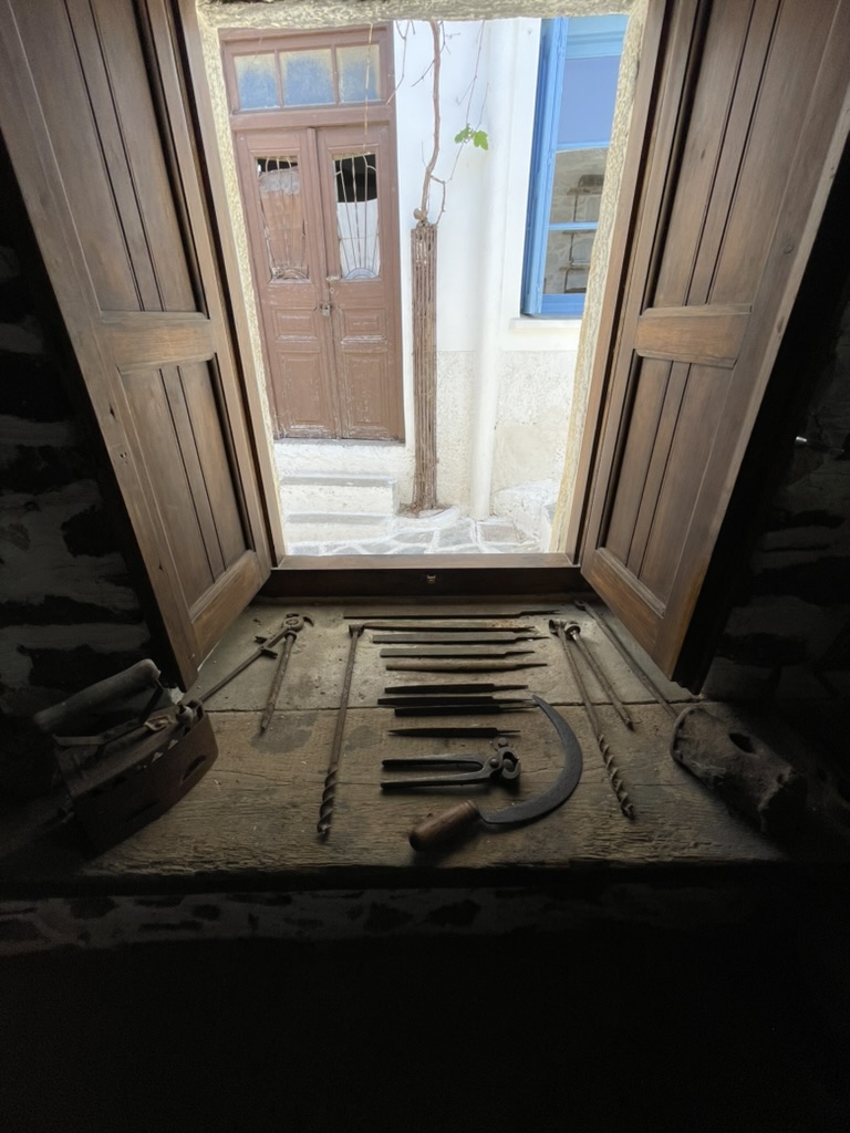 des instruments historiques de l'ile de Naxos dans un village 