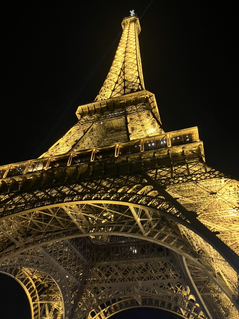 Belle photo de la tour eiffel à Paris, de nuit qui devient un amas de lumière !