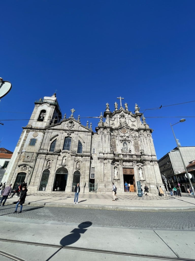 L'église des Carmes de Porto célèbre pour ses carreaux d'azulejos, se dresse à côté de l'Igreja dos Carmelitas, séparée par la Casa Escondida, une maison étroite. 