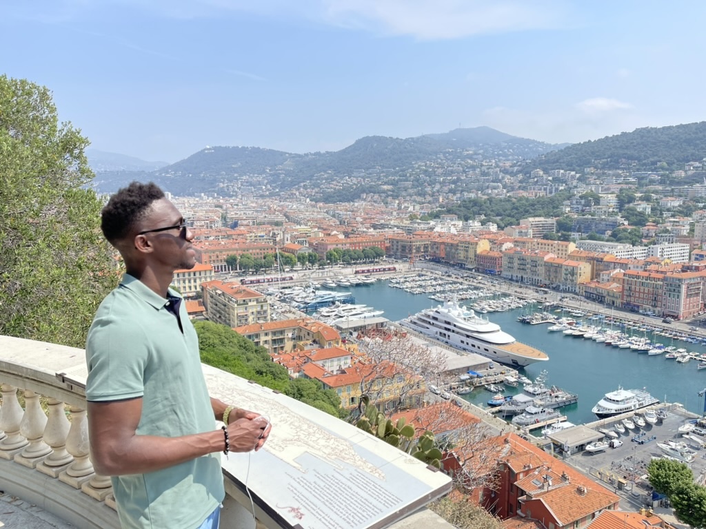 Je profite d'une vue imprenable sur la méditerrannée à Monaco.