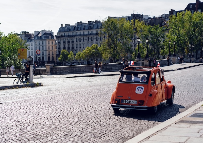 Une vieille Photo d'une voiture de collection à Paris 