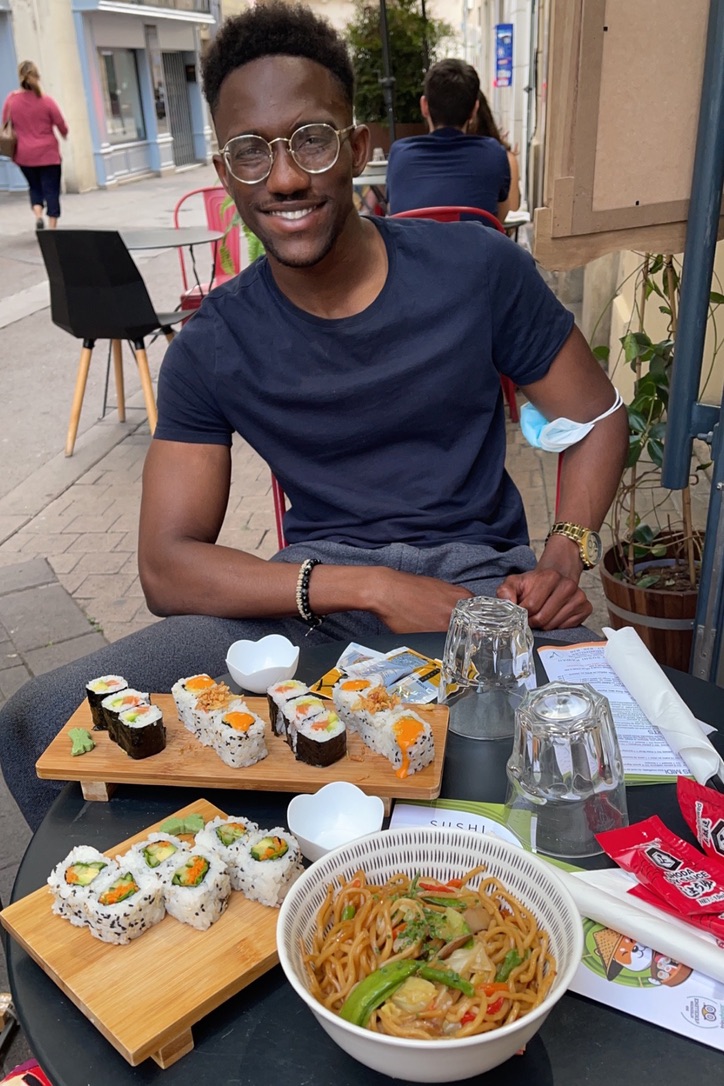j'ai mangé des sushis dans le quartier de marseille nommé Cours Julien