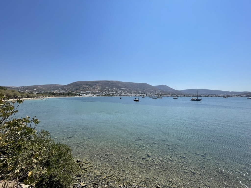 Plage de Monastiri dans le nord de l'ile de Paros, et accessible en bateau taxi depuis Naoussa. Je l'ai pris et c'était agréable et facile.