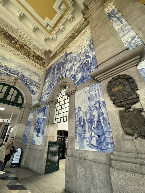 la magnifique gare de Porto Sao Bento et ses décorations en carreaux d'azulejos
