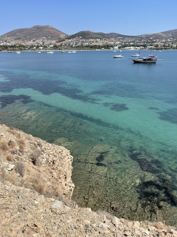 Une belle plage à cote de Naoussa, dans le norde de l'ile de Paros.