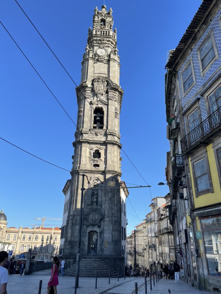 Voici la Tour des Clercs, érigées en 1750 à Porto