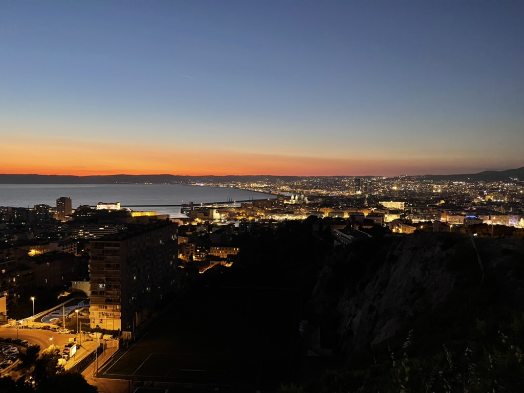 Vue magnifique sur le coucher de soleil à Marseille 