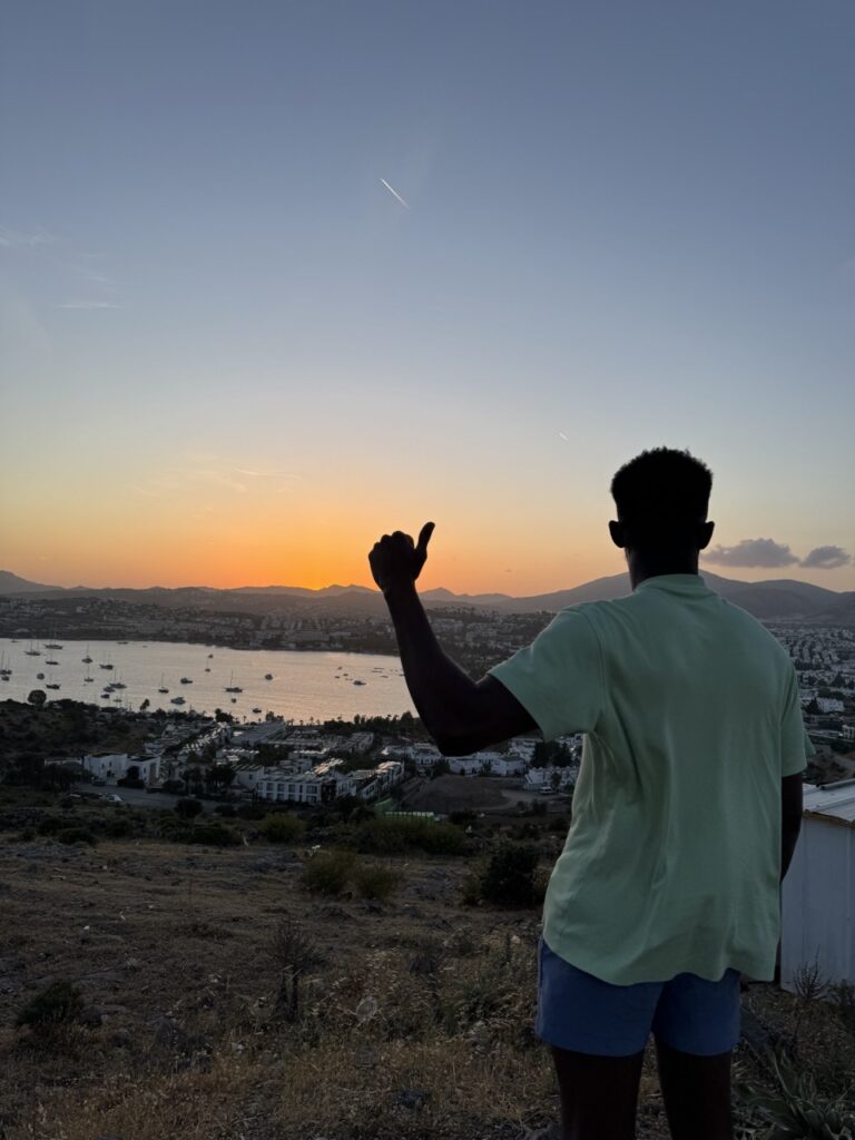 Moi devant les moulins à vent de Bodrum 