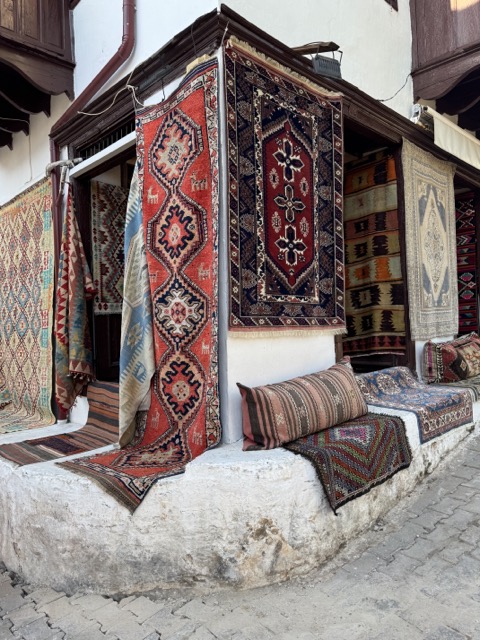 les tapis et les ornements dans les rues de fethiye