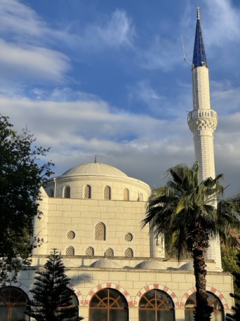 la mosquée qui se trouve à coté de l'ancien théatre de Telmessos, d'architecture Turque et de couleur blanche vive !