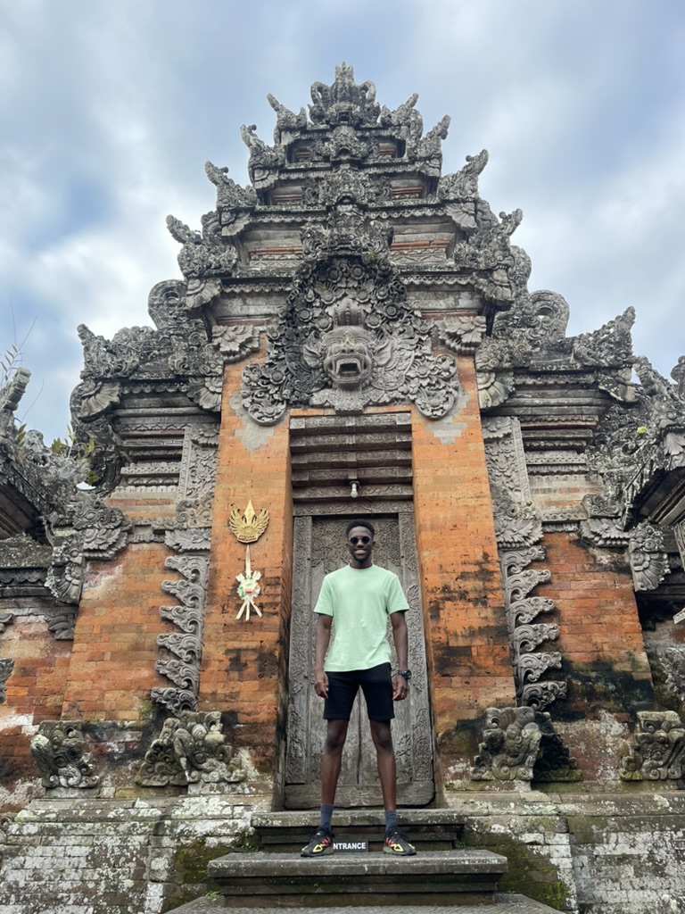 Moi qui profite de l'ile de Bali devant un palace Indonésien