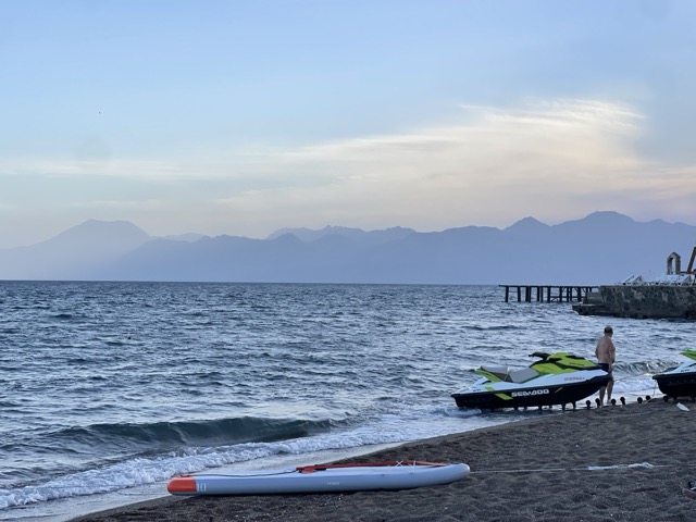 Les magnifiques plages d'Antalya avec des vues sur les montagnes