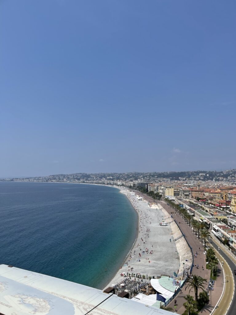 Baignade à la plage publique sur la promenade des anglais.